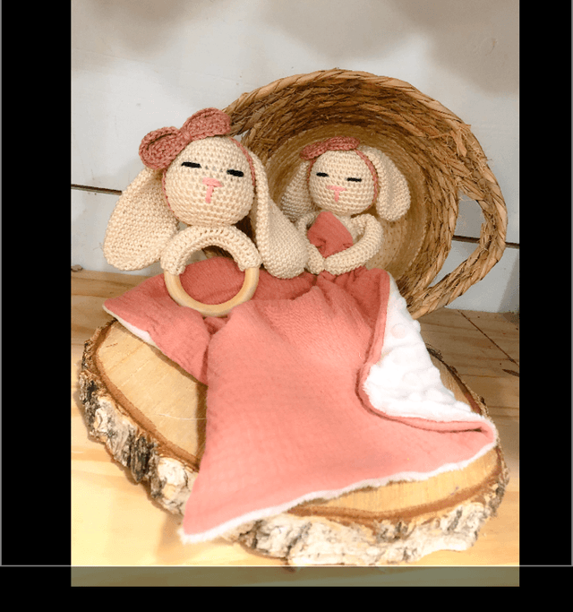 Doudou Lapine au crochet et son lange 