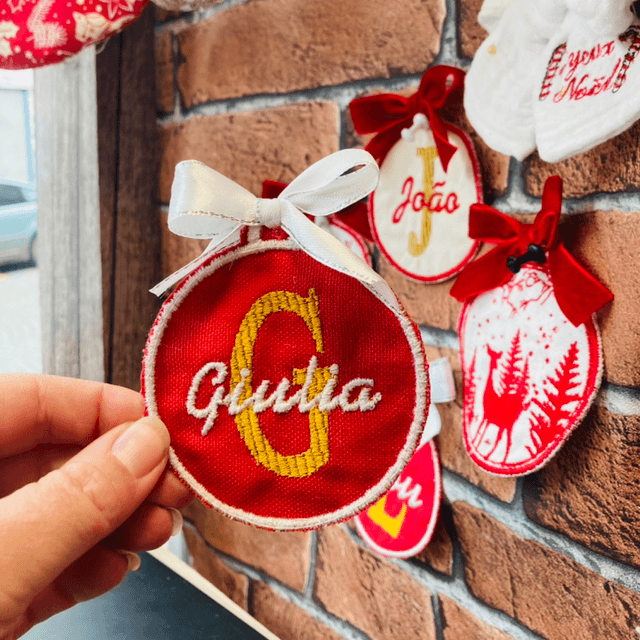 Boule de noël rouge brodé personnalisé 