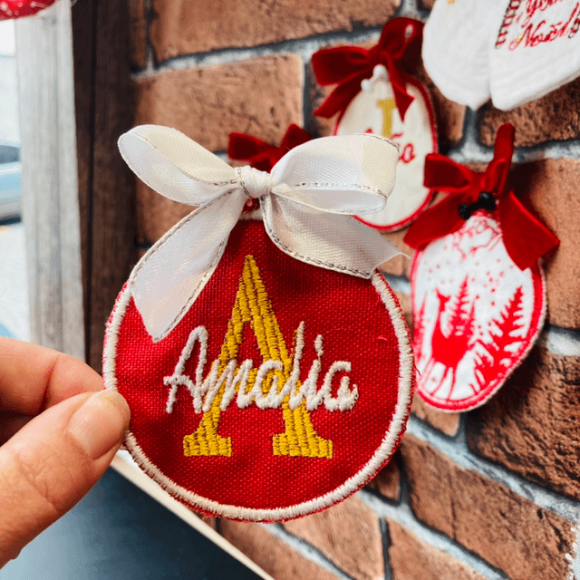 Boule de noël rouge brodé personnalisé 