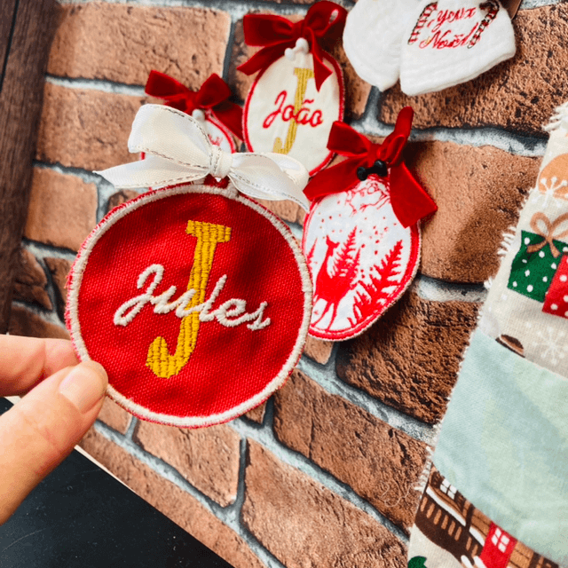 Boule de noël rouge brodé personnalisé 