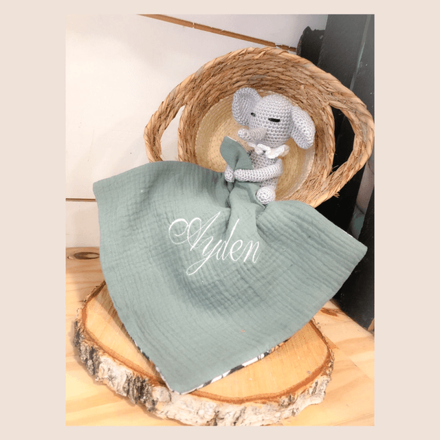 Doudou Éléphant au crochet et son lange