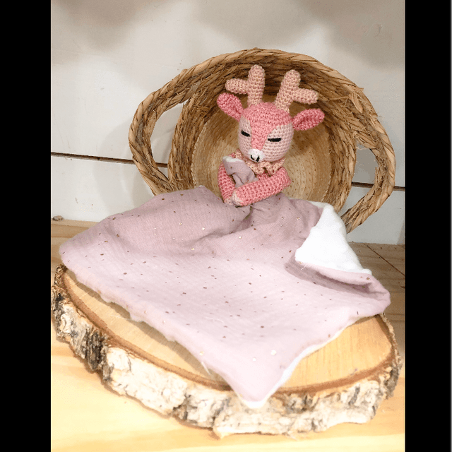 Doudou Biche Rose au crochet et son lange